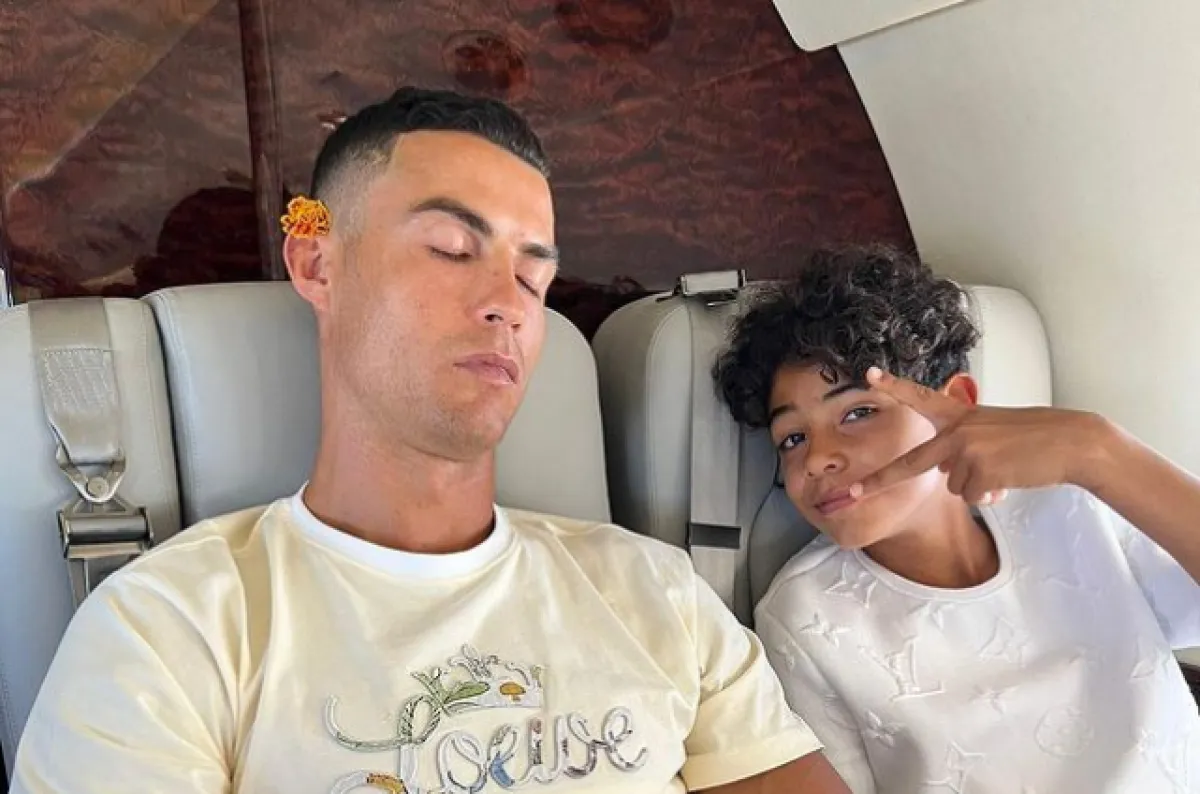 كريستيانو رونالدو مع ابنه في طائرته الخاصة