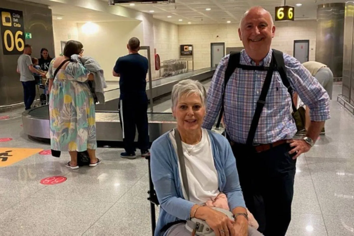 رجل وزوجته المعاقة