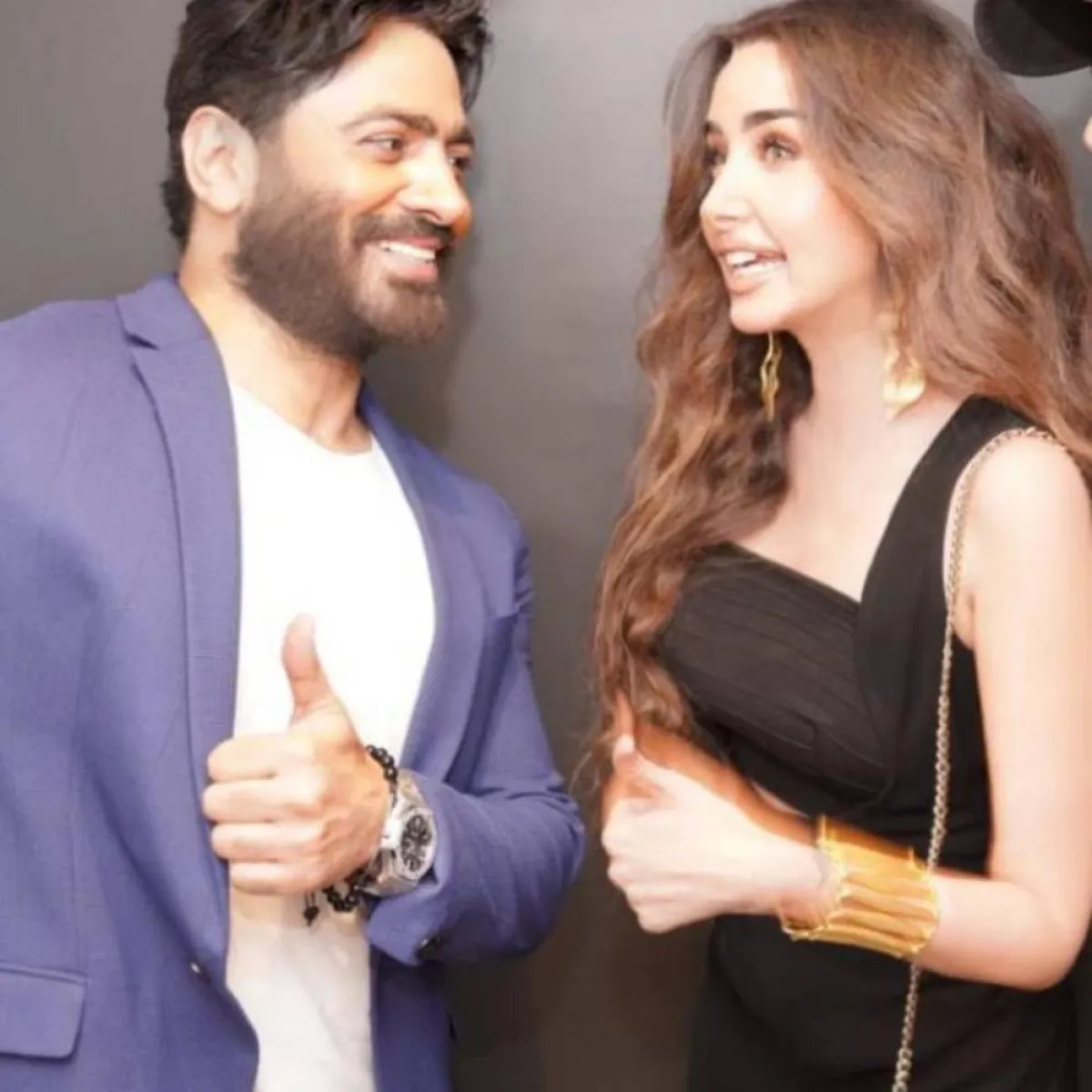 تامر حسني  هنا الزاهد يلتقطان الصور مع الجمهور - الصورة من حساب تامر حسني على انستغرام