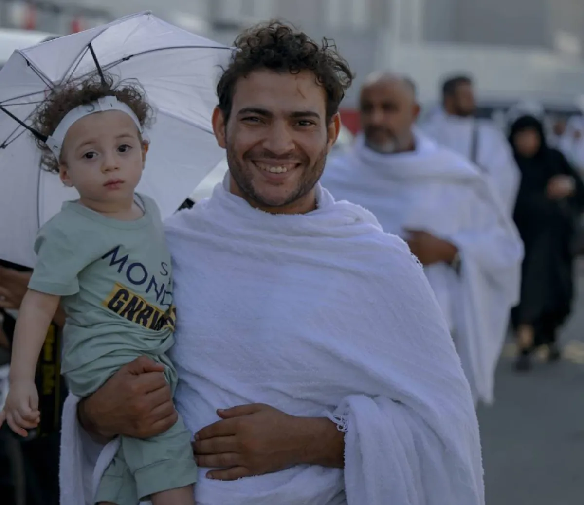 ضيوف الرحمن يتوافدون إلى صعيد عرفات لأداء ركن الحج الأعظم