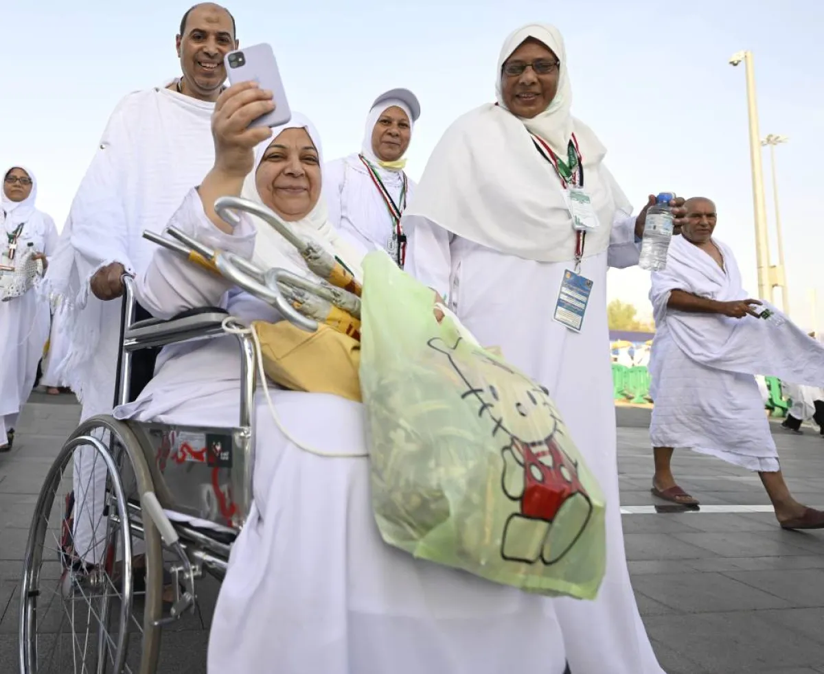 ضيوف الرحمن يتوافدون إلى صعيد عرفات لأداء ركن الحج الأعظم