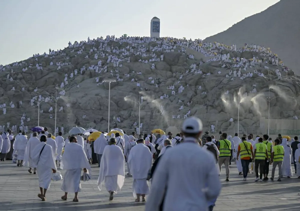 ضيوف الرحمن يتوافدون إلى صعيد عرفات لأداء ركن الحج الأعظم