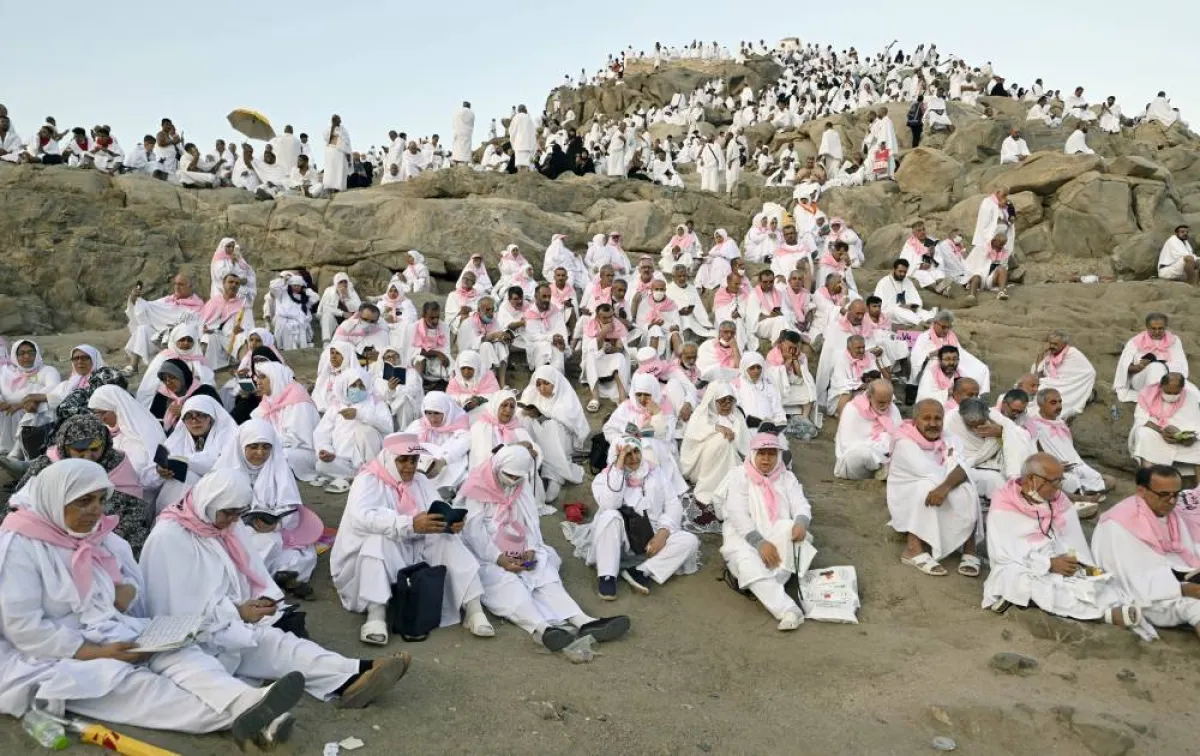 ضيوف الرحمن يتوافدون إلى صعيد عرفات لأداء ركن الحج الأعظم