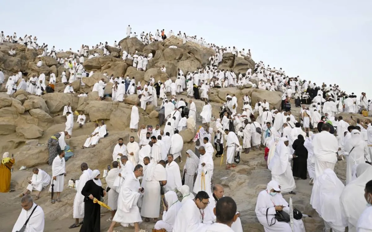 ضيوف الرحمن يتوافدون إلى صعيد عرفات لأداء ركن الحج الأعظم