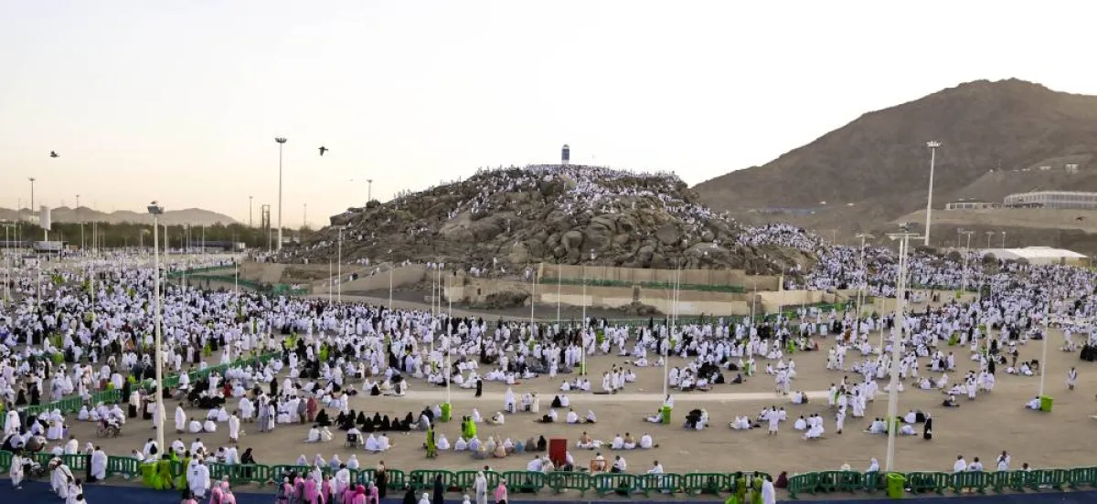 ضيوف الرحمن يتوافدون إلى صعيد عرفات لأداء ركن الحج الأعظم