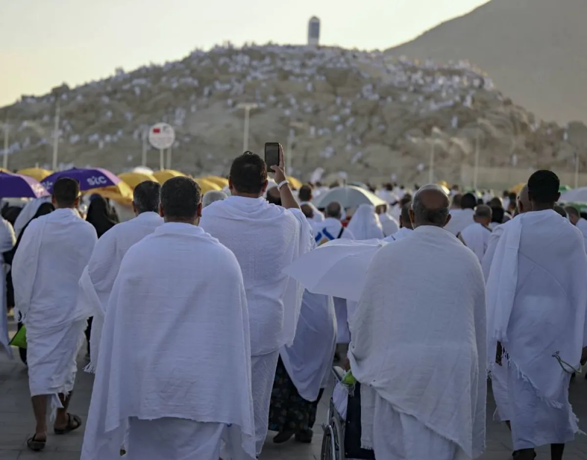 ضيوف الرحمن يتوافدون إلى صعيد عرفات لأداء ركن الحج الأعظم