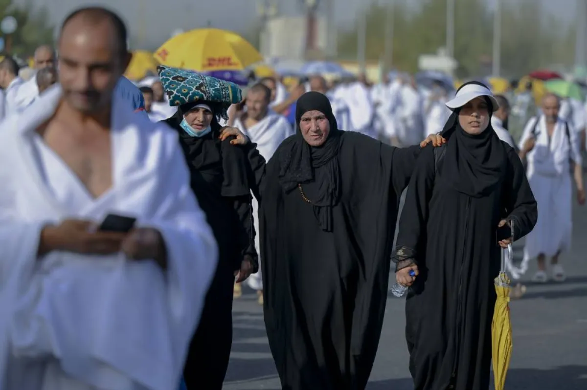 ضيوف الرحمن يتوافدون إلى صعيد عرفات لأداء ركن الحج الأعظم