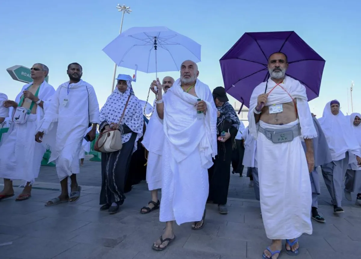 ضيوف الرحمن يتوافدون إلى صعيد عرفات لأداء ركن الحج الأعظم