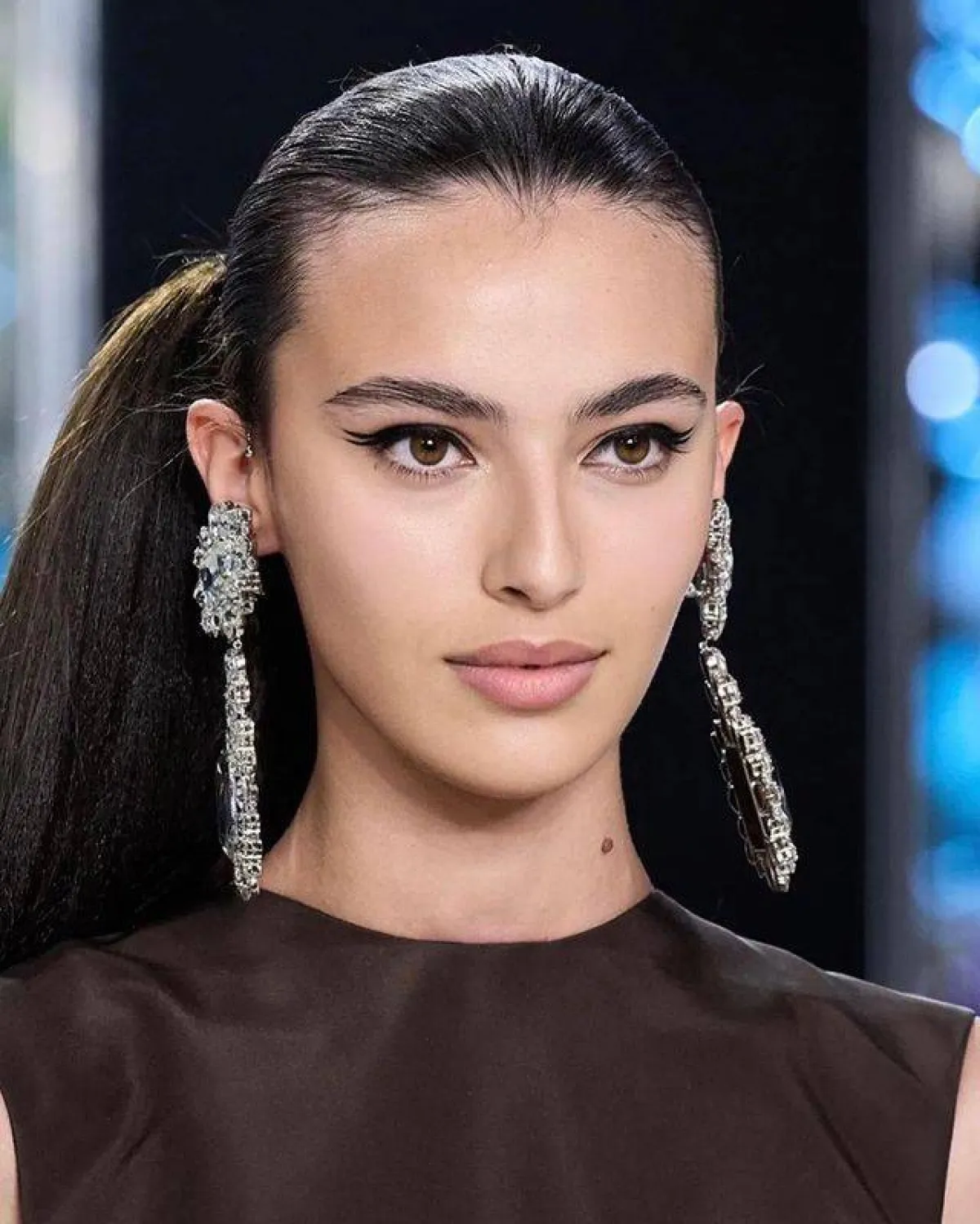 أقراط Giambattista Valli-الصورة من حساب عارضة الأزياء Amira Al Zuhair
