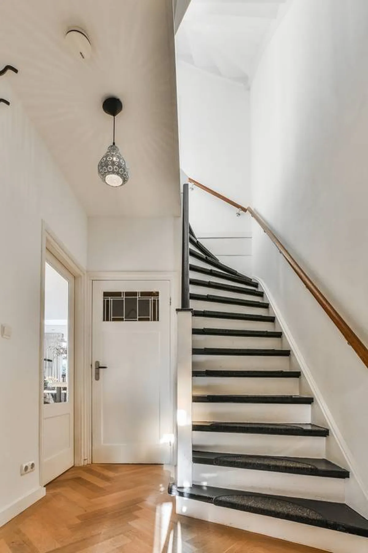 قد تُناسب المساحة الواقعة أسفل الدرج المغلق لاستضافة حمّام