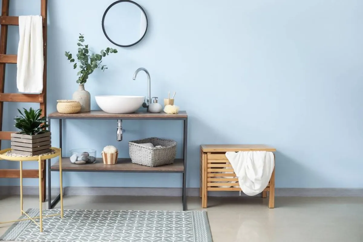 الطلاء أزرق اللون في الحمّام  