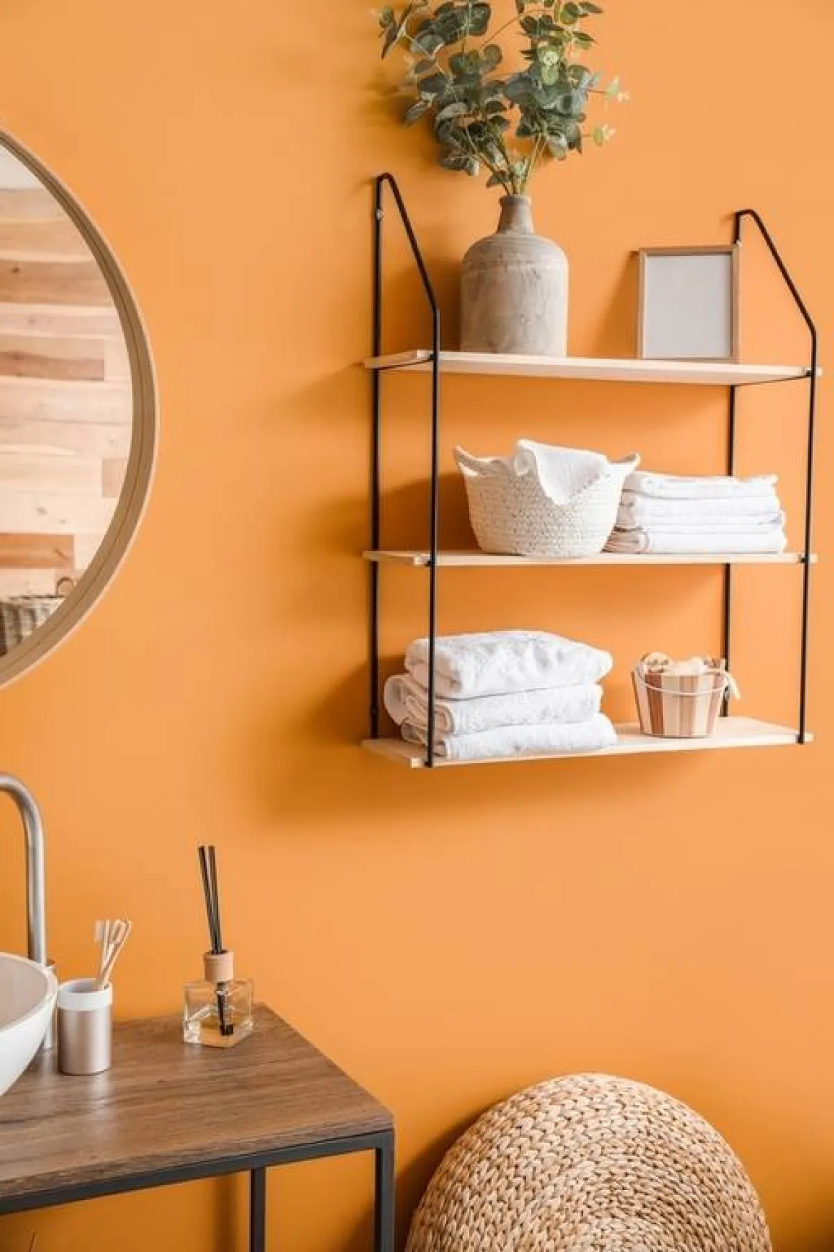 جدار مطلي بطلاء برتقالي اللون في الحمّام