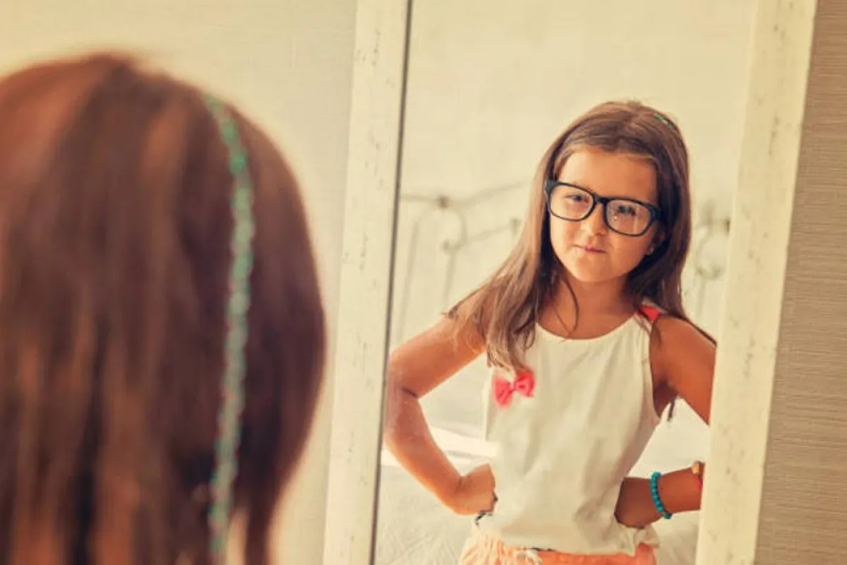 صورة لطفلة غير راضية عن مظهرها