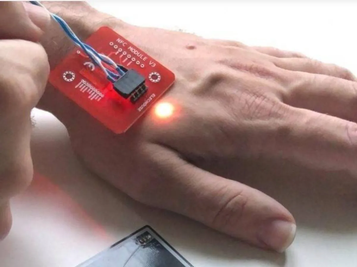 بشر يتحولون لسايبورغ