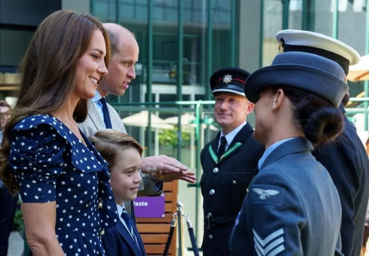 الأمير جورج بين والديه الأمير ويليام وكيت ميدلتون في نهائي رجال بطولة ويمبلدون- الصورة من حساب Duke and Duchess of Cambridge على إنستغرام