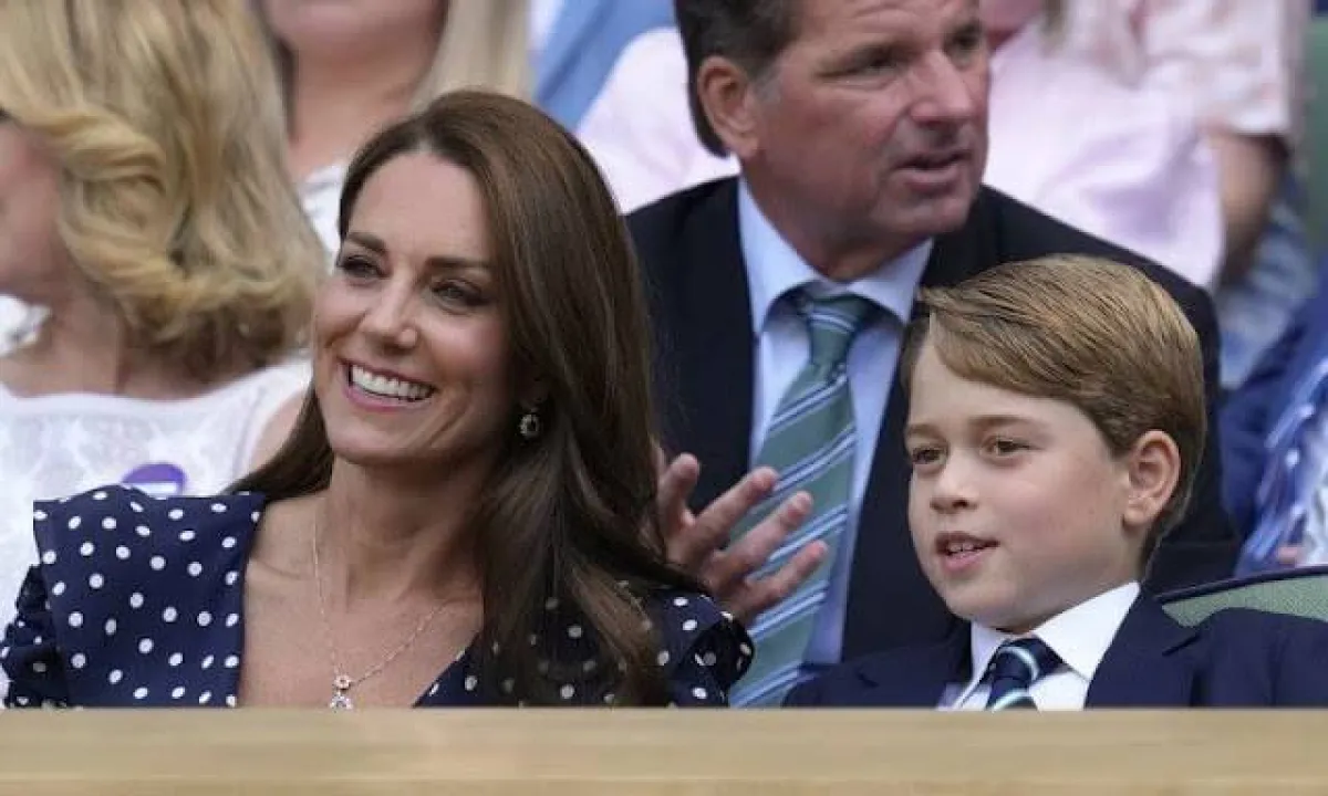 الأمير جورج يشاهد مباراة التنس في بطولة ويمبلدون مع والدته كيت ميدلتون- الصورة من موقع New my Royals