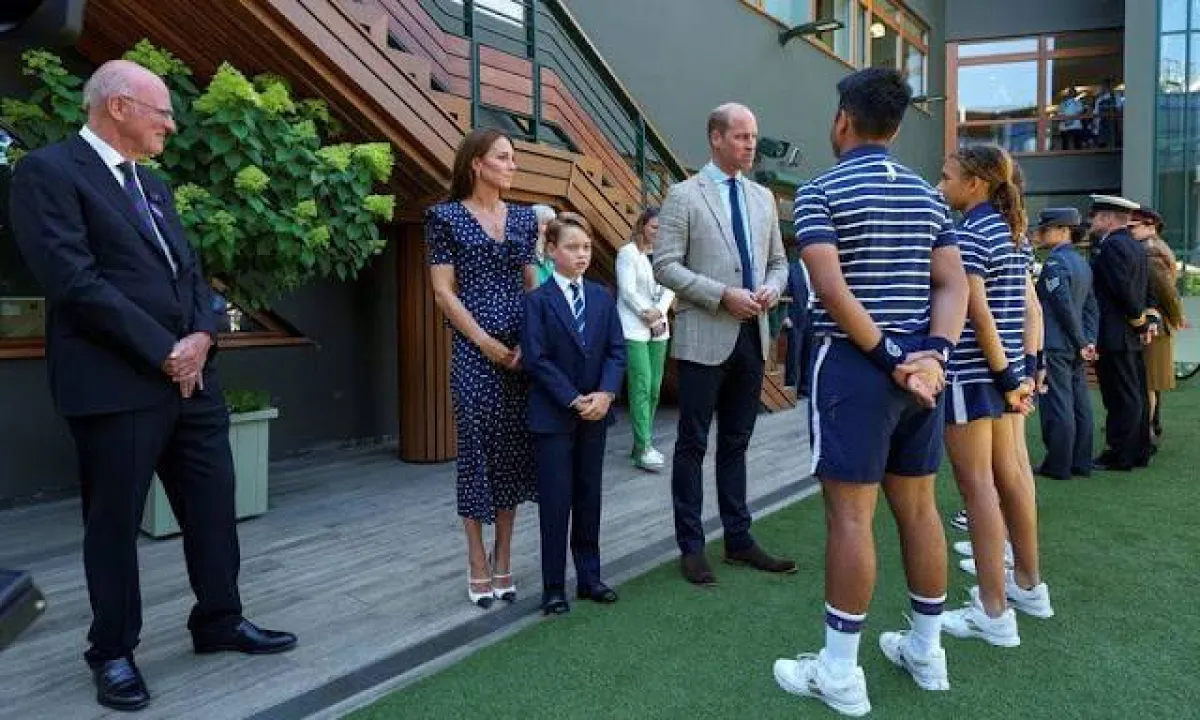 الأمير جورج مع الأمير ويليام وكيت ميدلتون قبل نهائي ويمبلدون- الصورة من موقع New my Royals