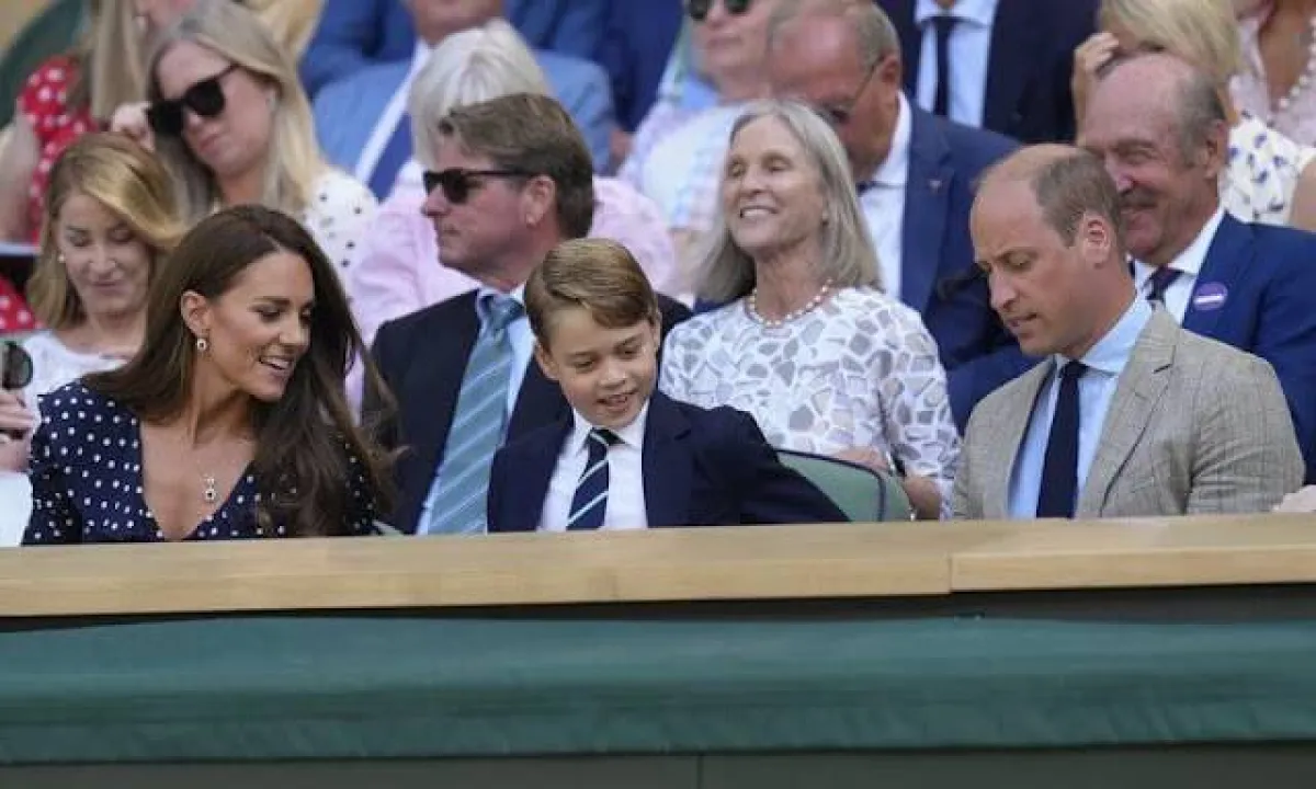 الأمير جورج مع والديه يشاهدون المباراة النهائية للرجال في بطولة ويمبلدون للتنس- الصورة من موقع New my Royals