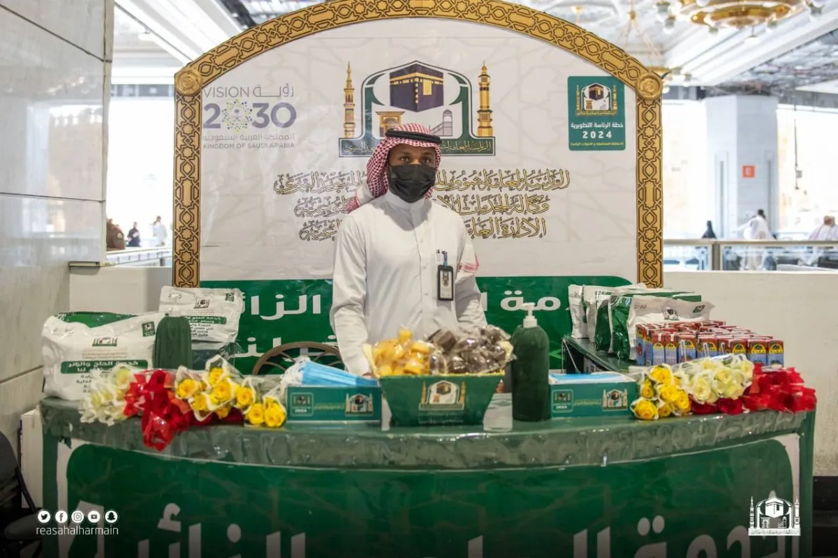 توديع حجاج بيت الله المتعجلين بالهدايا - الصورة من موقع الرئاسة