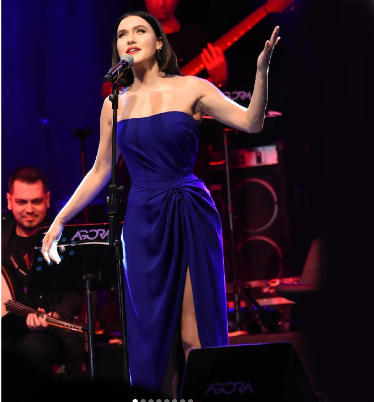 سيفال ترتدي المخمل الأزرق القاتم