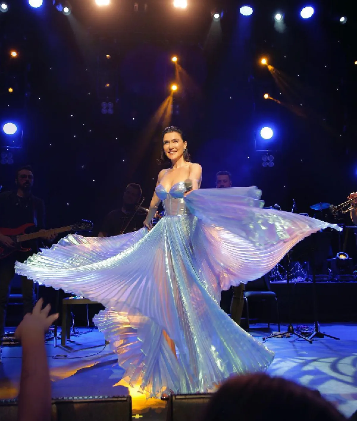 سيفال سام ترتدي الفستان المزدان بتكسيرات