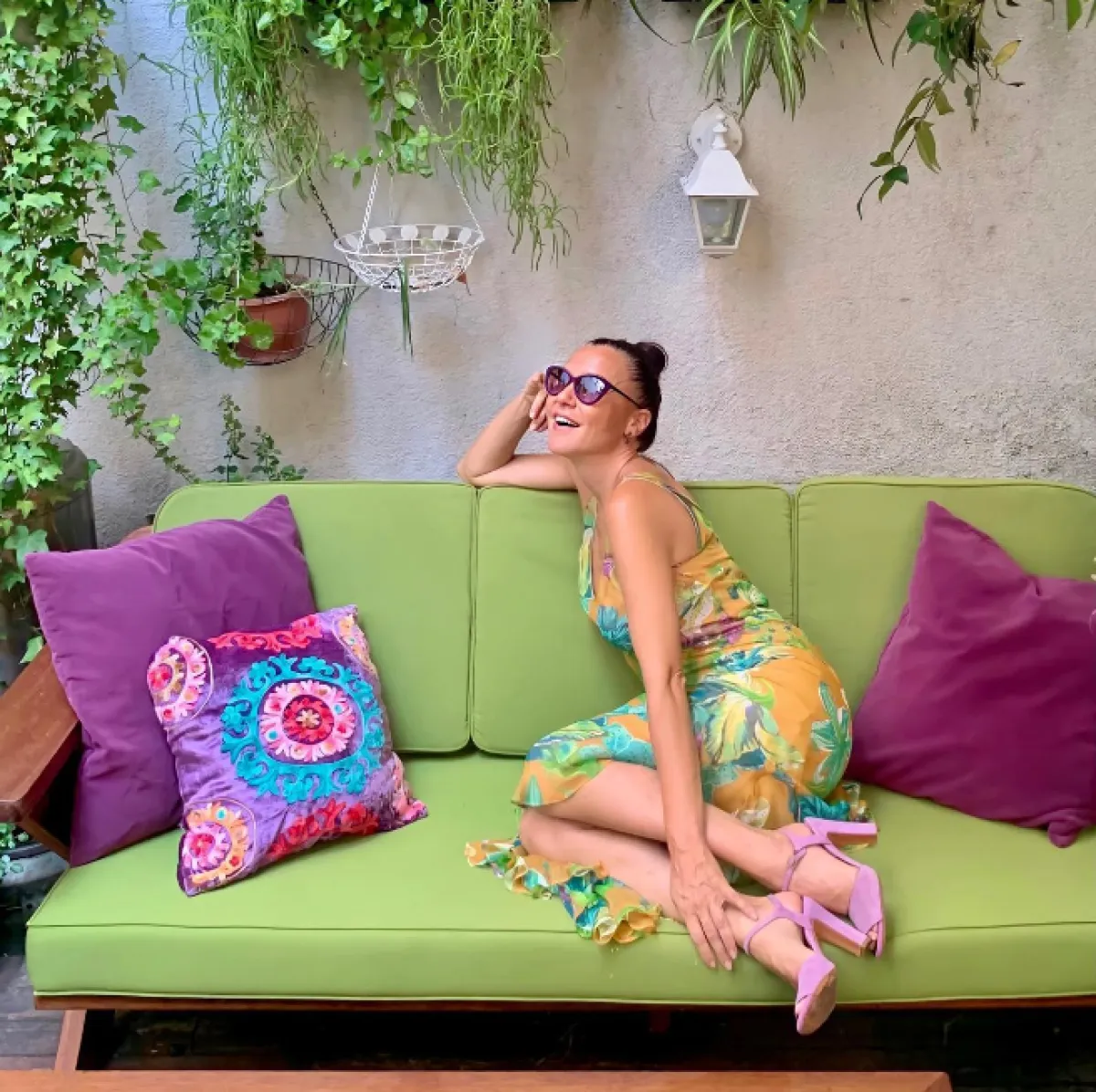 سيفال ترتدي الفستان الملون المطبع