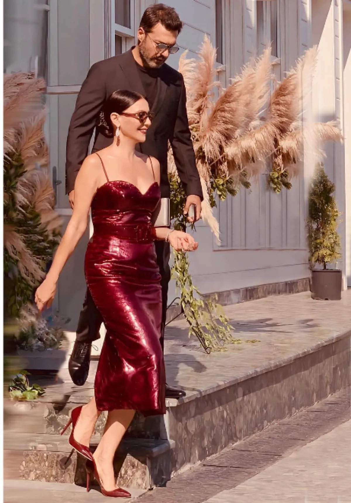 سيفال ترتدي الفستان البرغندي الميتاليكي