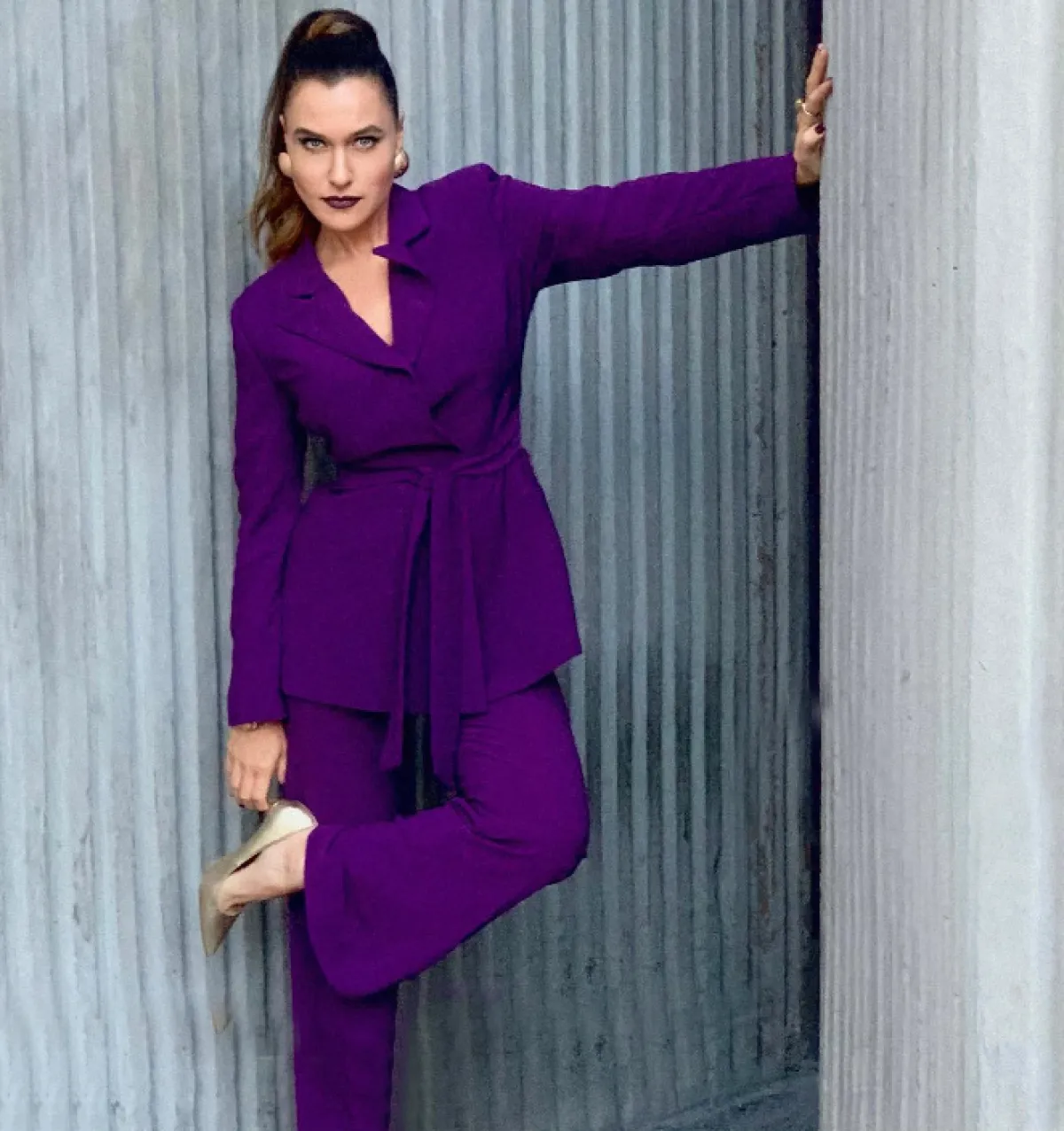 سيفال ترتدي البدلة البنفسجية