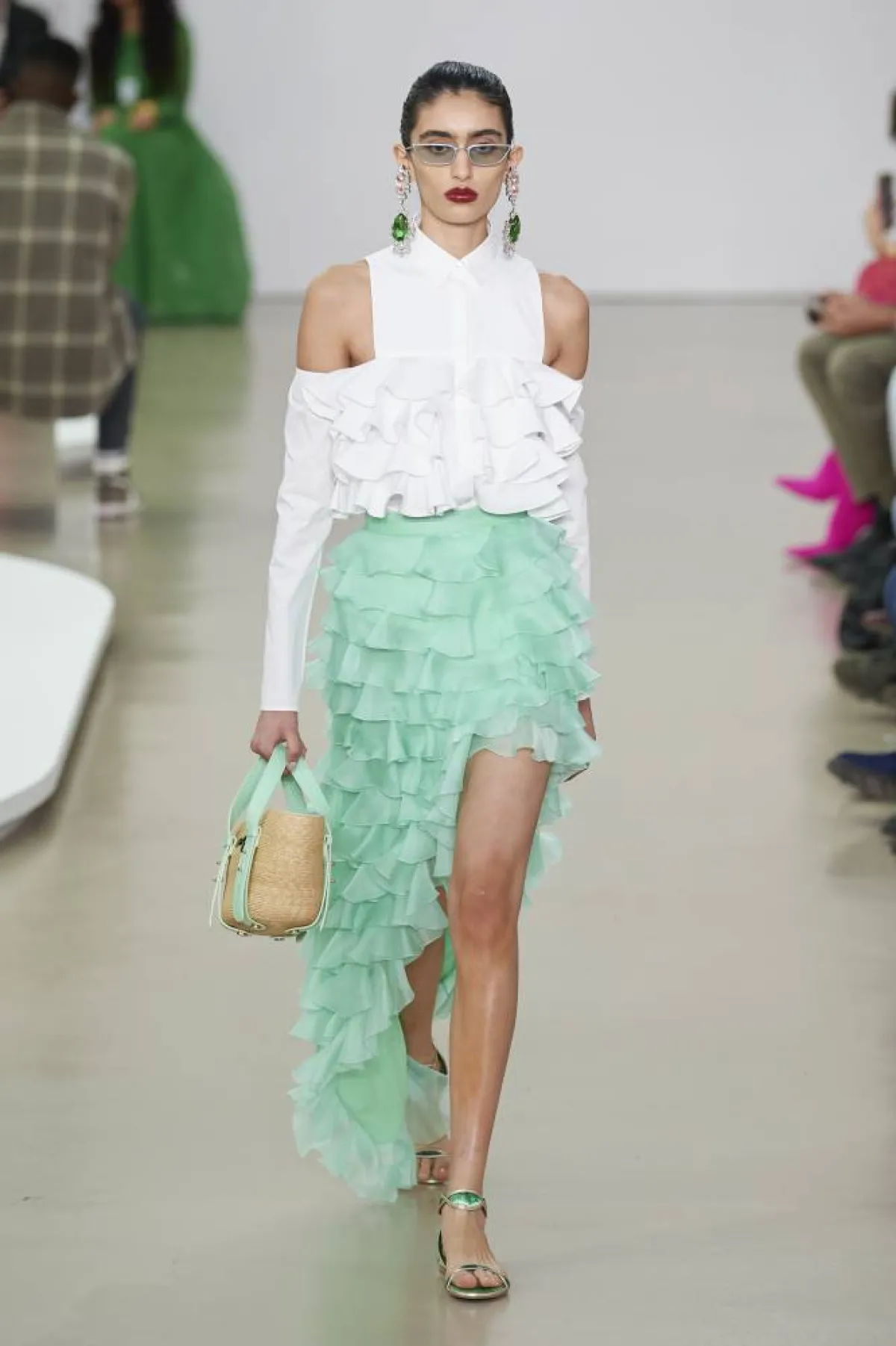 تنسيق القميص الأبيض في إطلالات الصيف