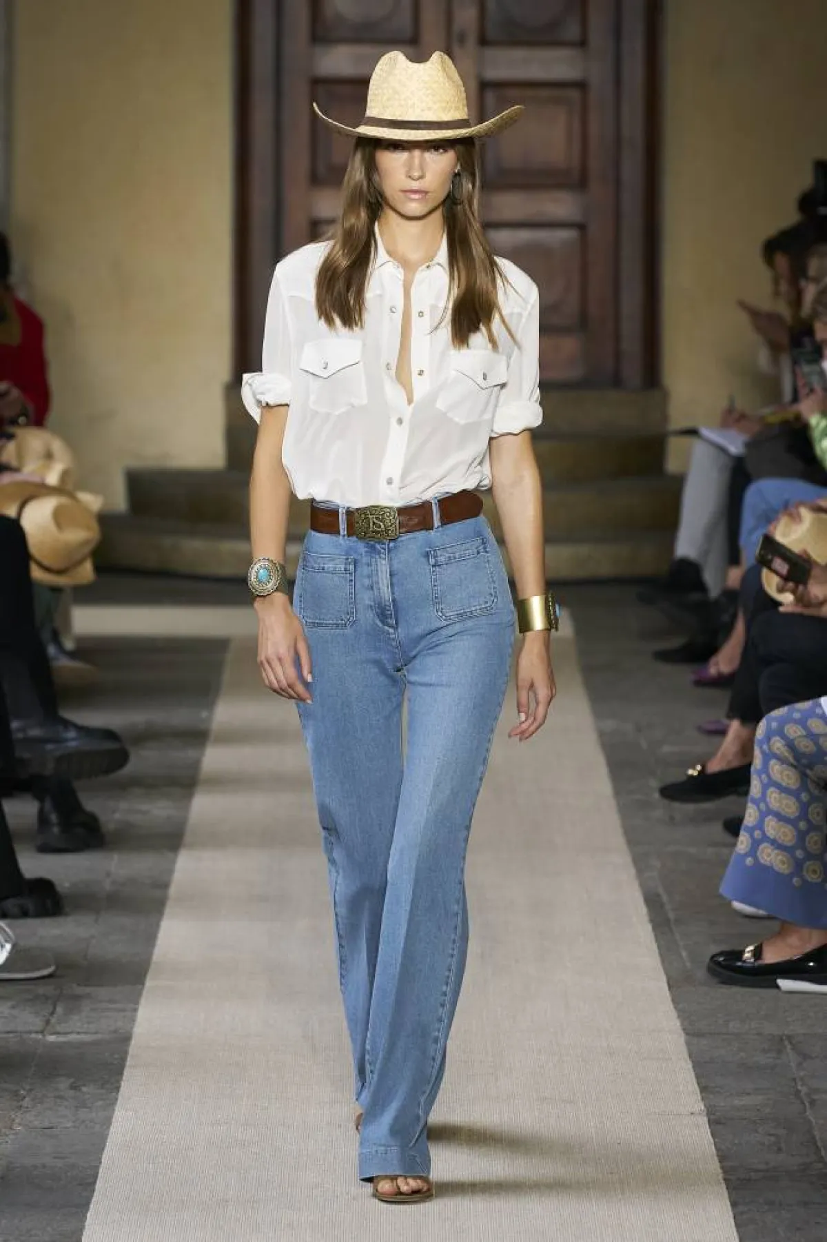 تنسيق القميص الأبيض في إطلالات الصيف