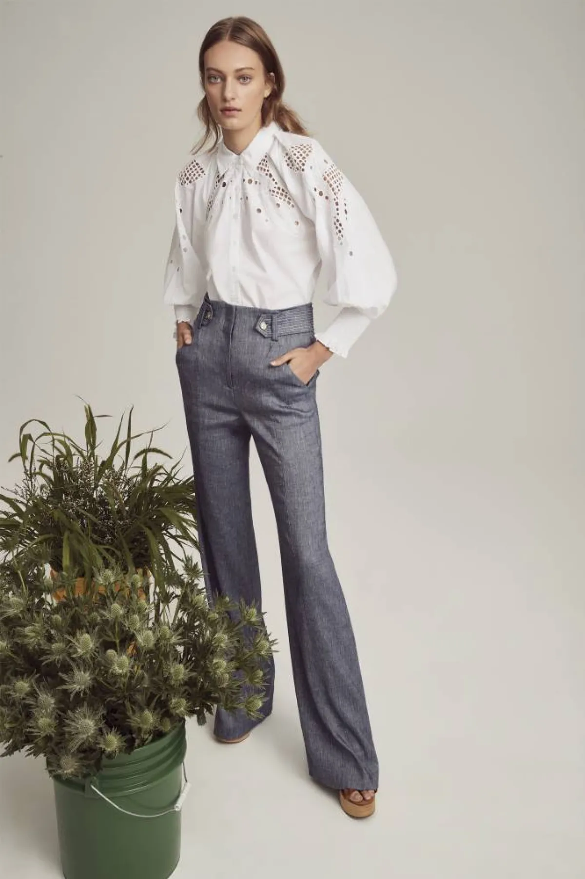 تنسيق القميص الأبيض في إطلالات الصيف