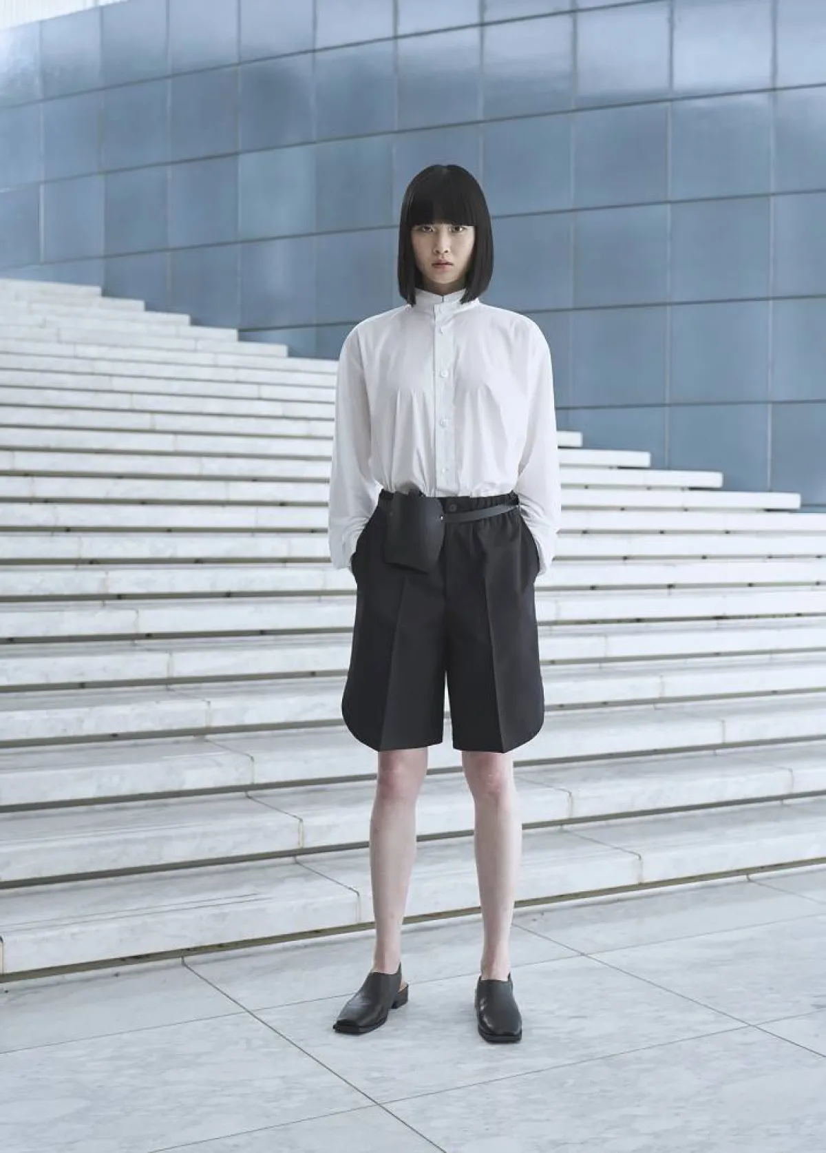 تنسيق القميص الأبيض في إطلالات الصيف