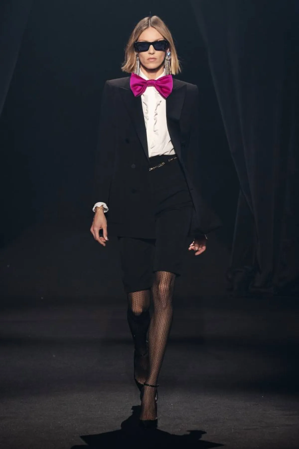 تنسيق القميص الأبيض في إطلالات الصيف