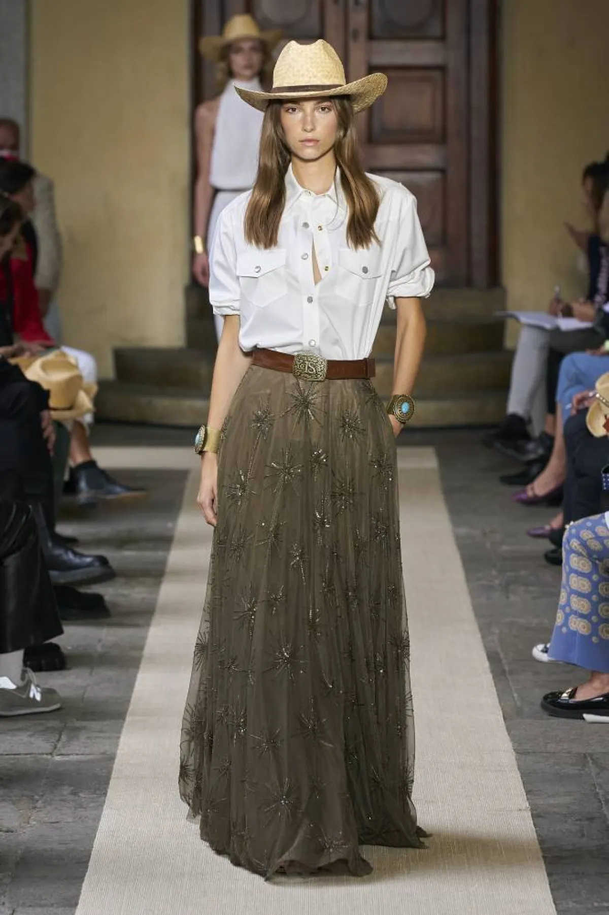 تنسيق القميص الأبيض في إطلالات الصيف