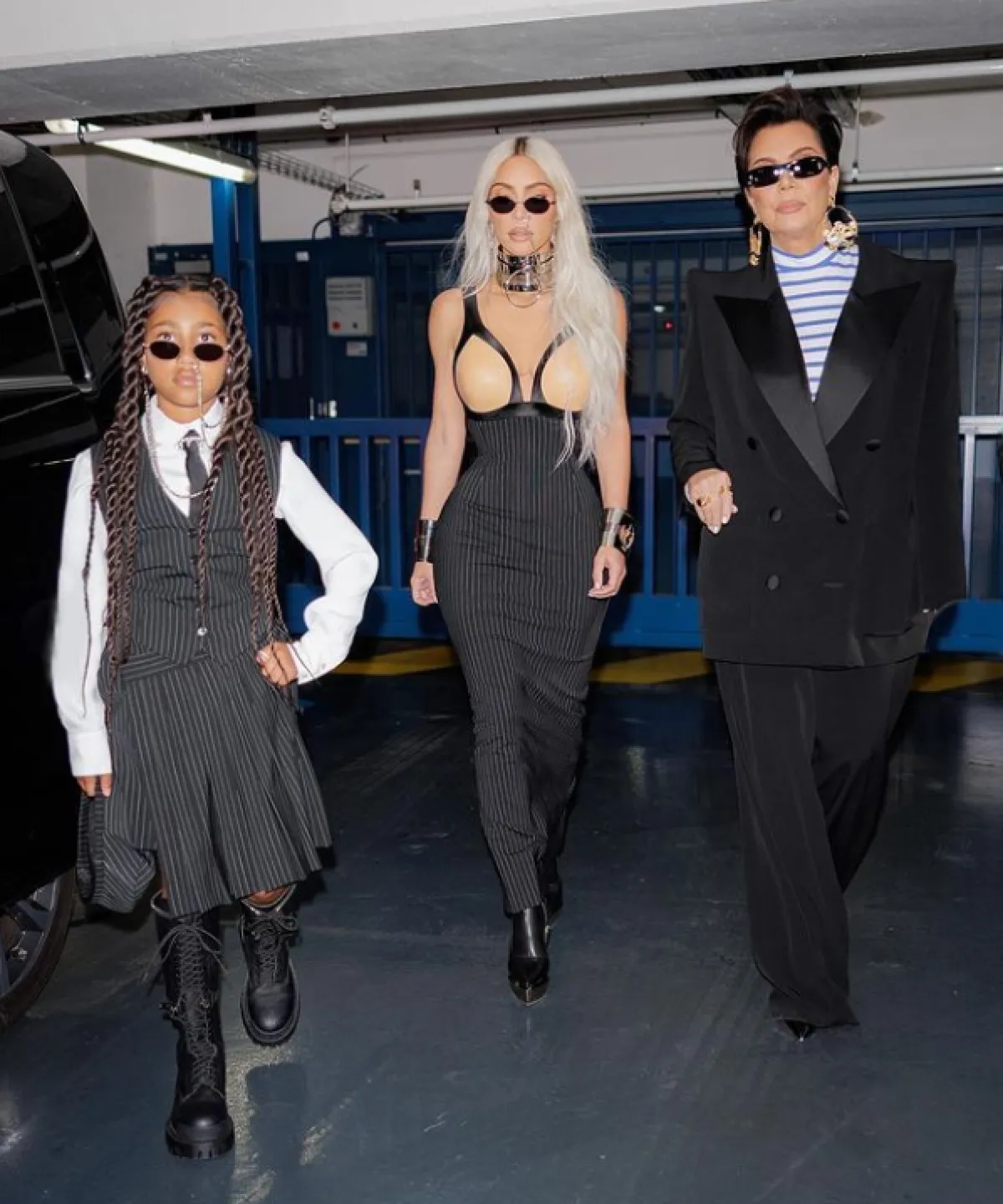 كيم كارداشيان ترتدي زياً اسود مخططاً