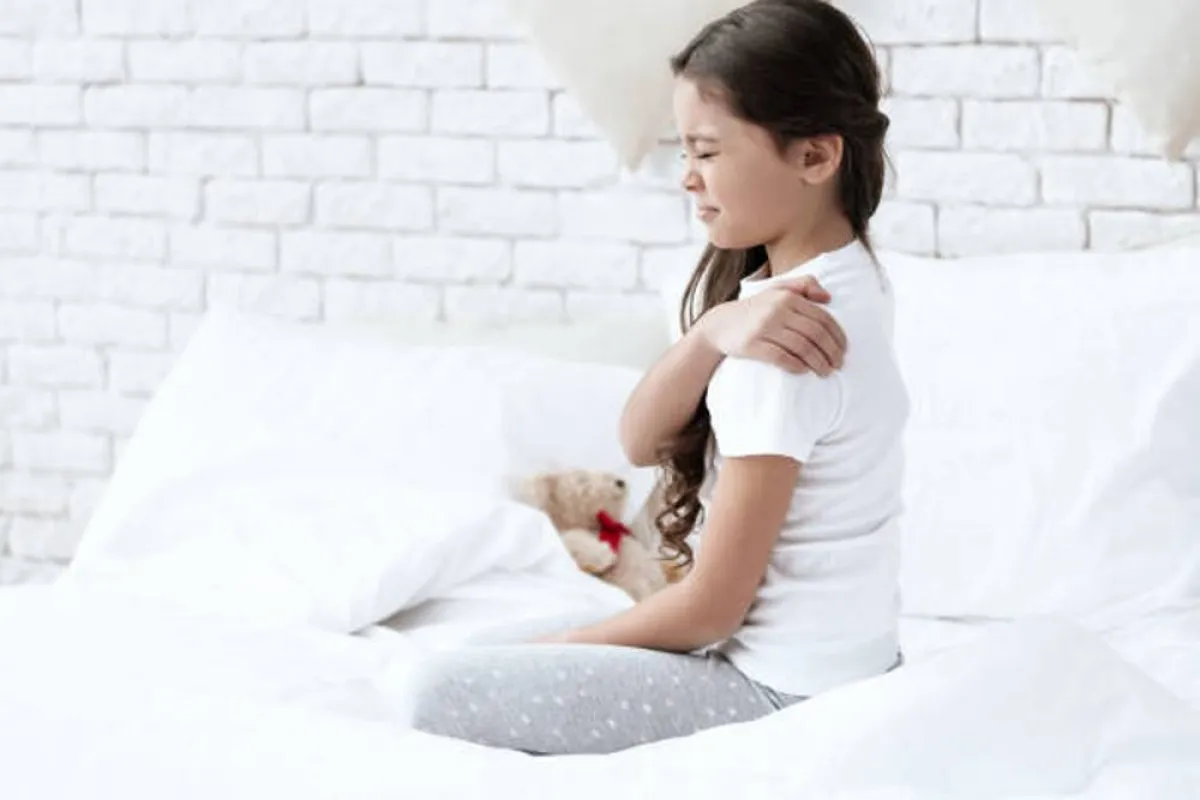 صورة لطفلة تعاني من ألم عضلي بسبب نقص فيتامين e