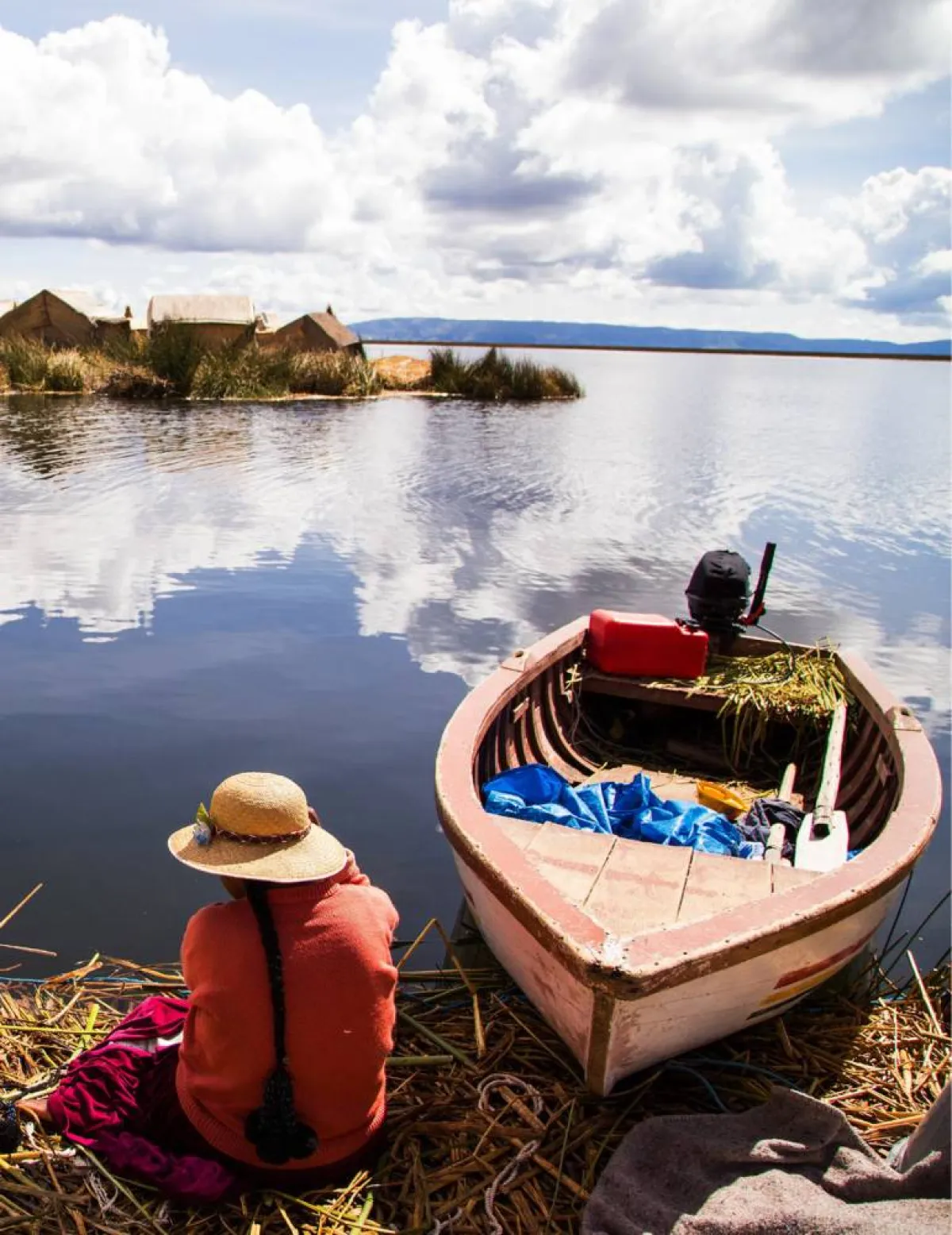 جانب من جزر «أوروس» العائمة
