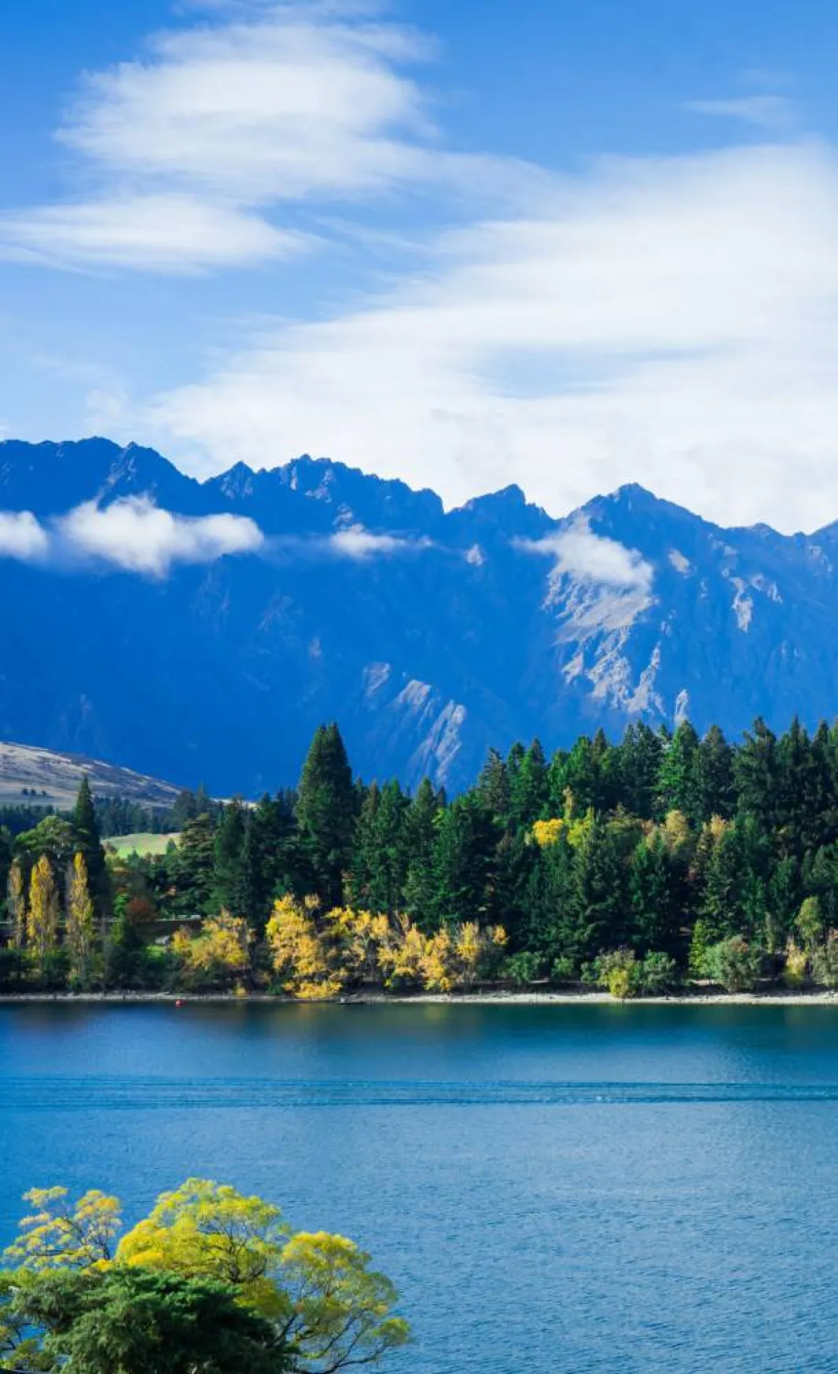 بحيرة «واكاتيبو» تشتهر بالعناوين الخلابة والجبال الوعرة