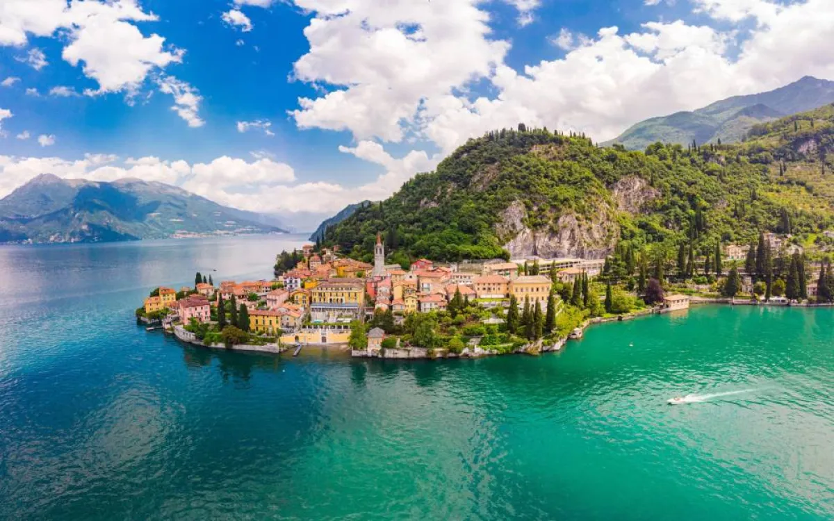 لقطة جويّة لإحدى القرى الواقعة على ضفاف بحيرة «كومو» 