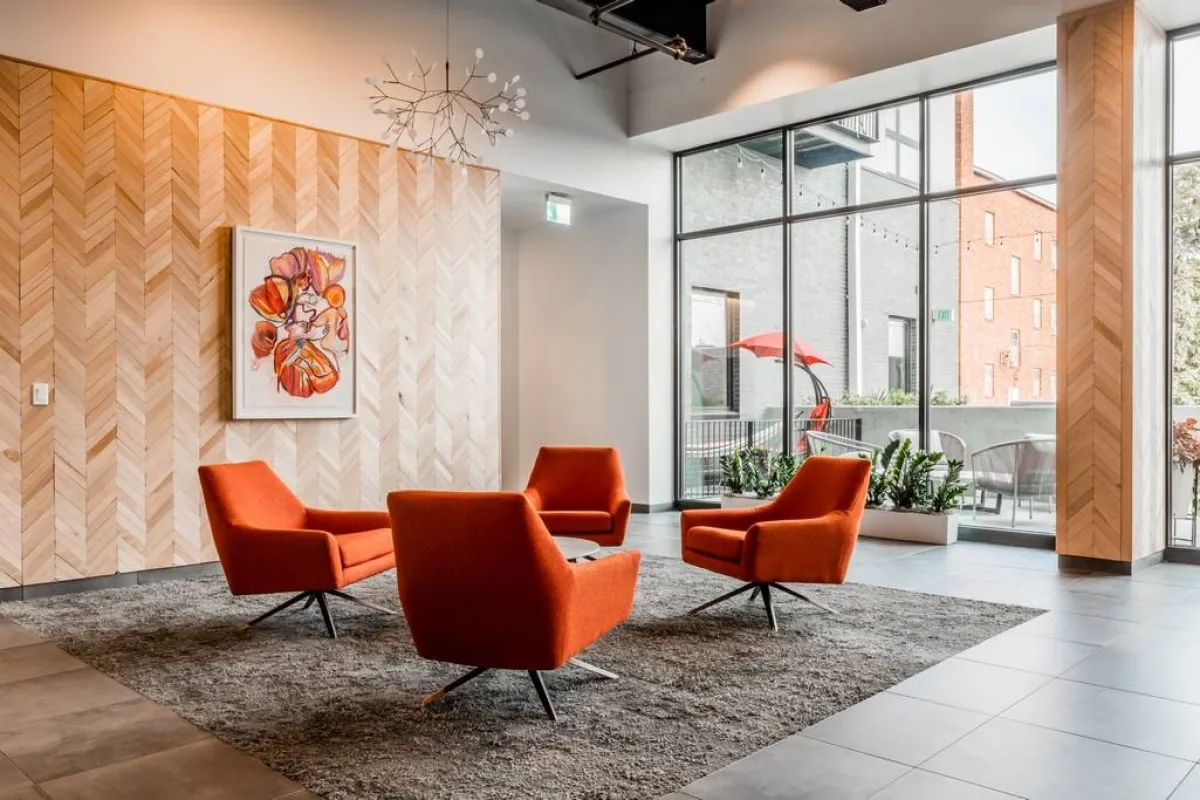 بين أواخر عشرينيّات القرن الماضي وسبعينيّاته، كثرت الوظائف المكتبيّة في الولايات المتحدة الأميركية، ما أثّر في هيئة الأثاث