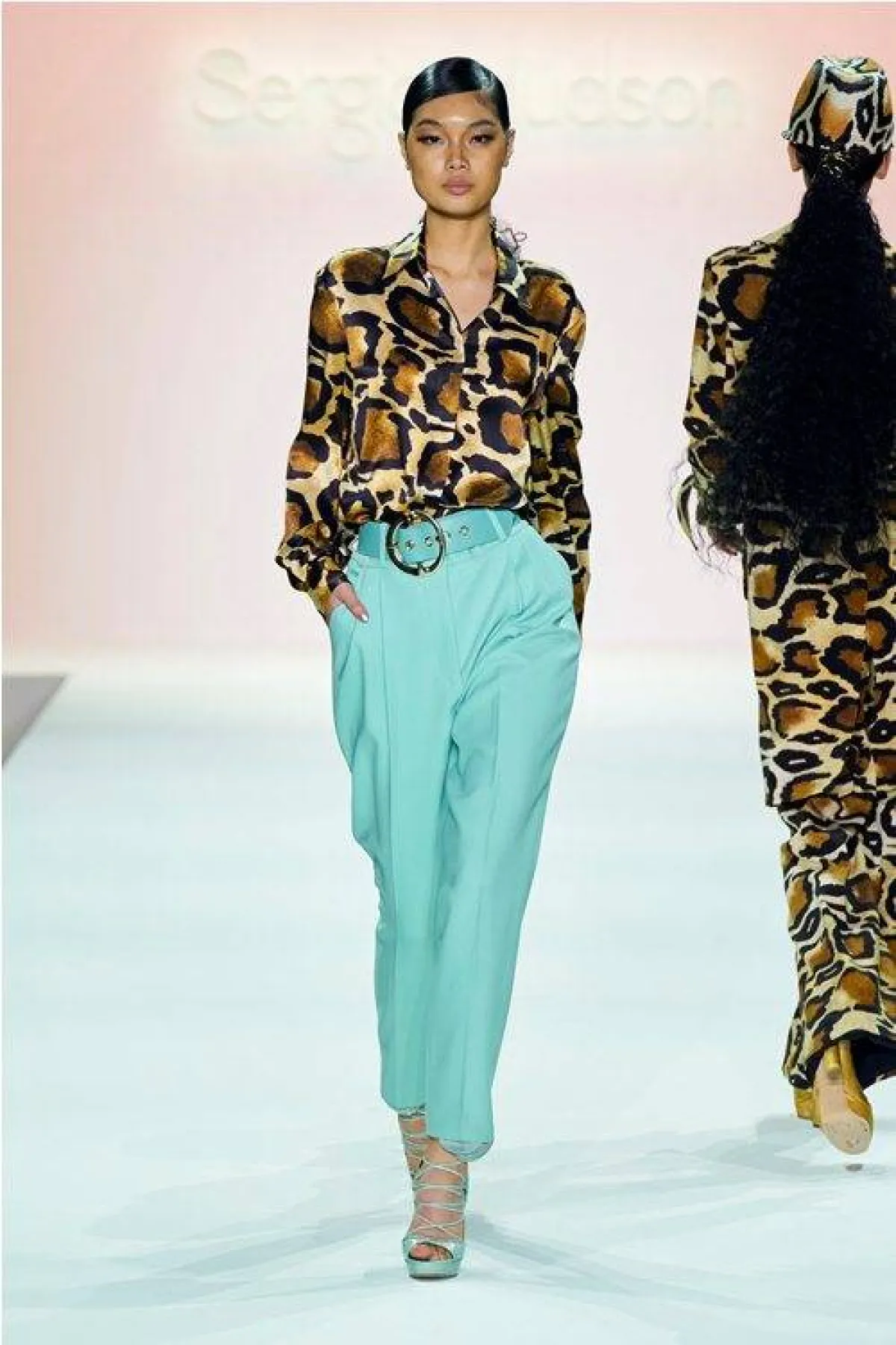 إطلالة بالأزرق مع المطبَّع من سيرجيو هدسون «Sergio Hudson»