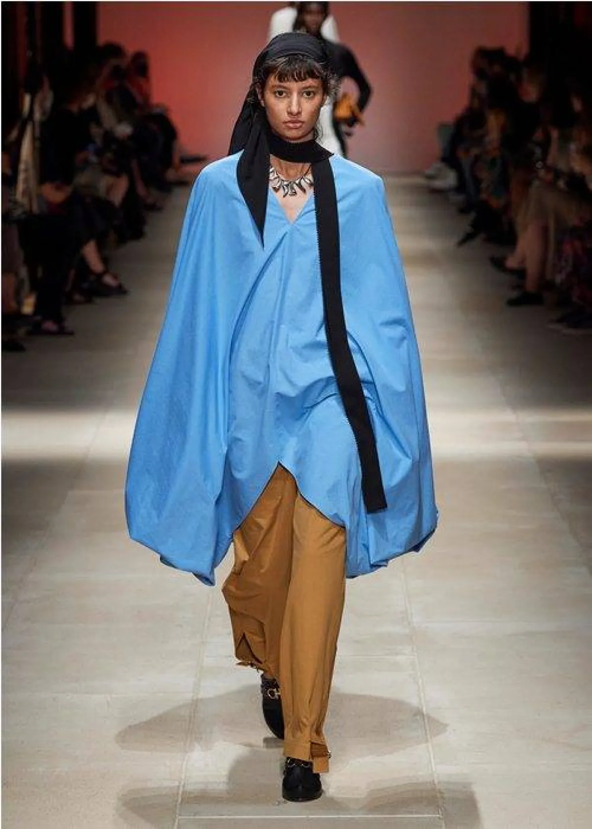 إطلالة بالأزرق مع البني من سلفاتوري فيراغامو «Salvatore Ferragamo»