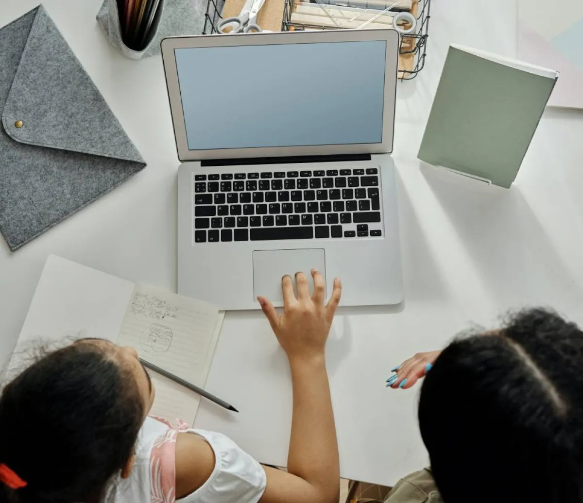 صورة لأم وابنتها وراء الكمبيوتر