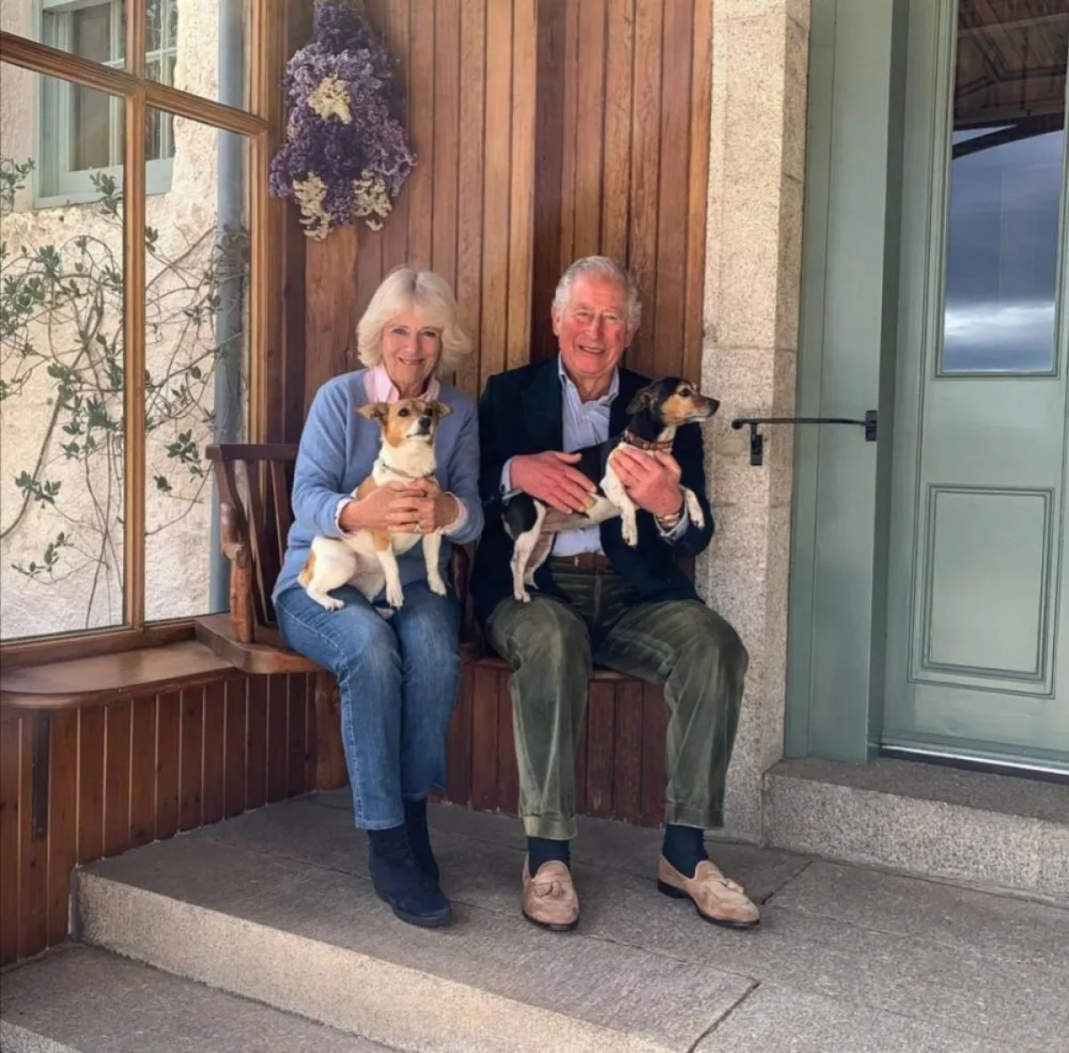 الأمير تشارلز وكاميلا مع كلبيهما- الصورة من حساب Clarence House على إنستغرام