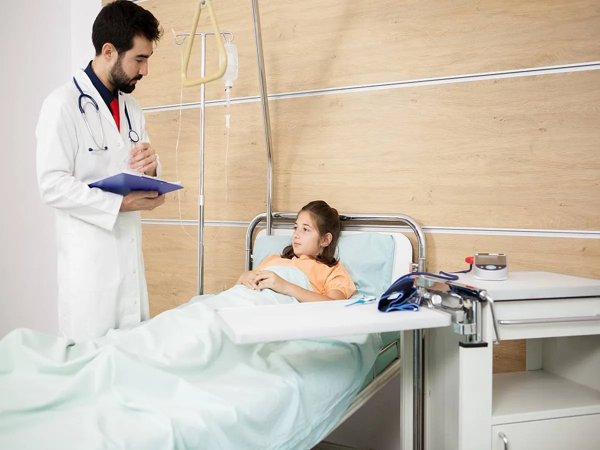 صورة لطبيب يتكلم مع طفلة 