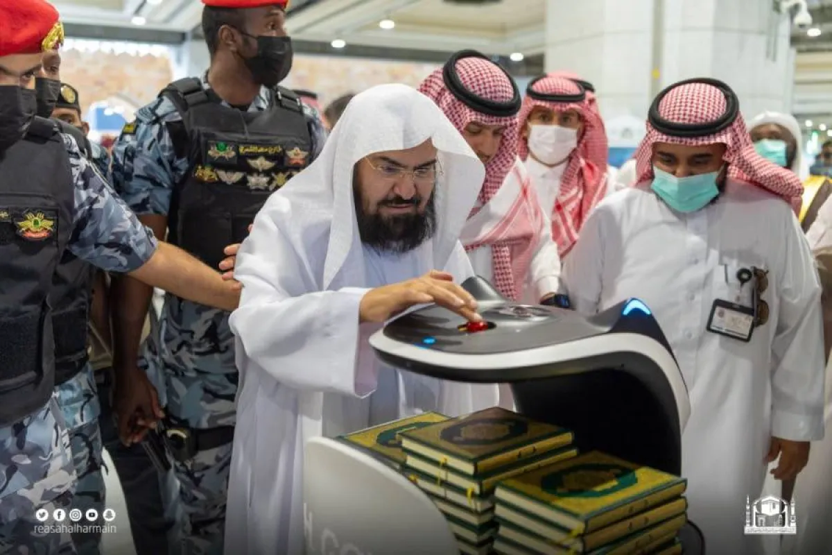 الرئيس العام يطلع على آلية عمل روبوت المصاحف