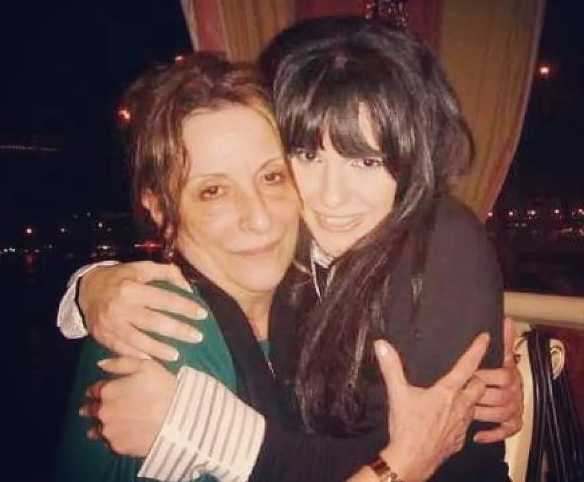 دنيا عبد العزيز مع والدتها الراحلة  - صورة من حسابها الرسمي على انستغرام