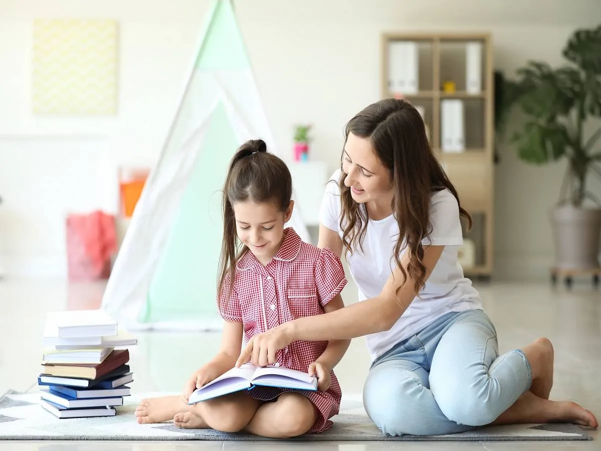 صورة لأم تقرأ مع ابنتها 