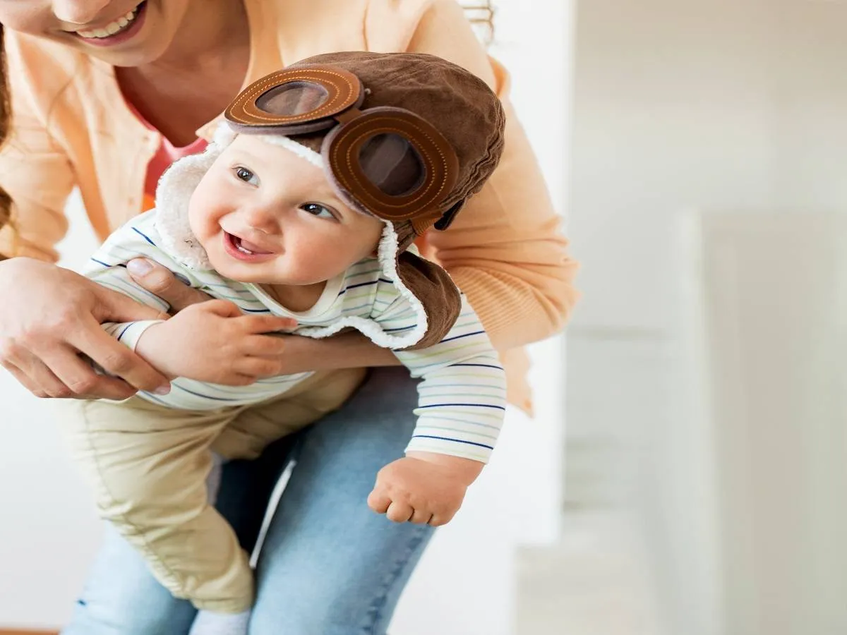 صورة لأم تلعب مع طفلها