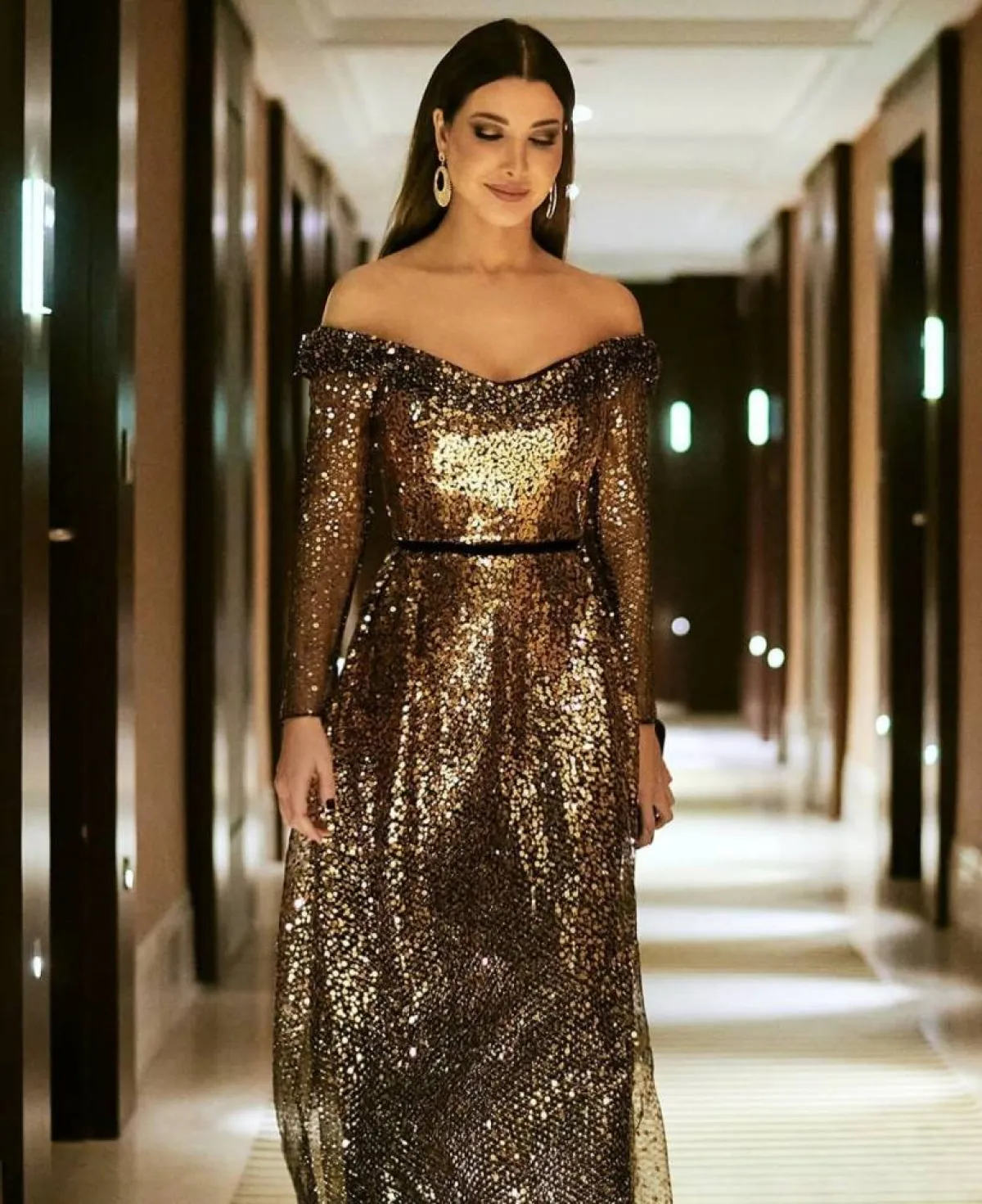 إطلالات باللون الذهبي من نانسي عجرم